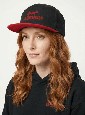 La Excepción - Gorra Roja Bordada "Logo" - D2fy - Direct To Fans - La Excepción
